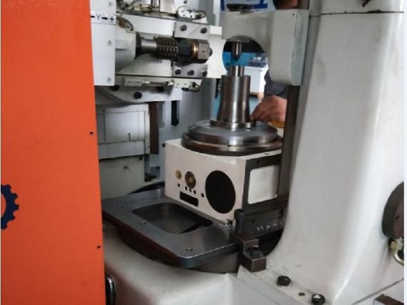 Hobbing gear manufacturing with rotary table